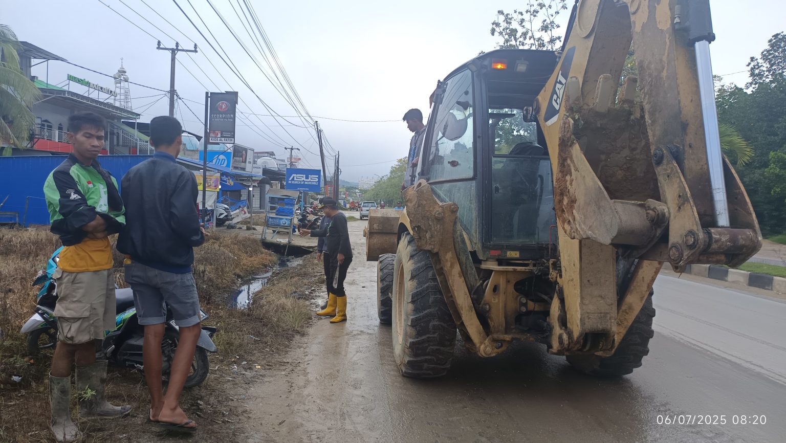 Camat Kendari Barat Sinergi Bersama Warga Bersihkan Sedimen di Kelurahan Watu-Watu 13 Camat Kendari Barat Sinergi Bersama Warga Bersihkan Sedimen di Kelurahan Watu-Watu
