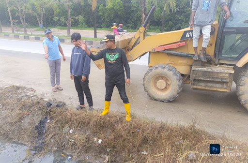 Camat Kendari Barat Sinergi Bersama Warga Bersihkan Sedimen di Kelurahan Watu-Watu 12 Camat Kendari Barat Sinergi Bersama Warga Bersihkan Sedimen di Kelurahan Watu-Watu