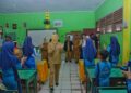 Keceriaan Wali Kota Kendari, Siska Karina Imran bersama siswa/siswi di salah satu sekolah di Kendari