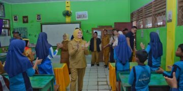 Keceriaan Wali Kota Kendari, Siska Karina Imran bersama siswa/siswi di salah satu sekolah di Kendari