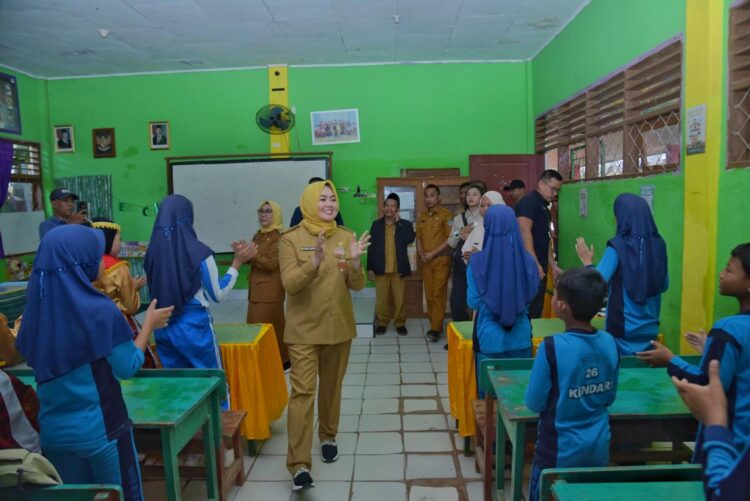 Keceriaan Wali Kota Kendari, Siska Karina Imran bersama siswa/siswi di salah satu sekolah di Kendari