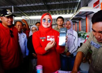 Wali Kota Kendari, Siska Karina Imran menunjukan kartu anggota digital KKMP Kendari