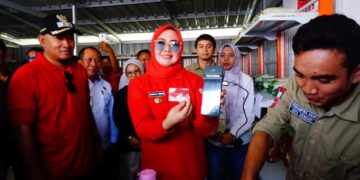 Wali Kota Kendari, Siska Karina Imran menunjukan kartu anggota digital KKMP Kendari