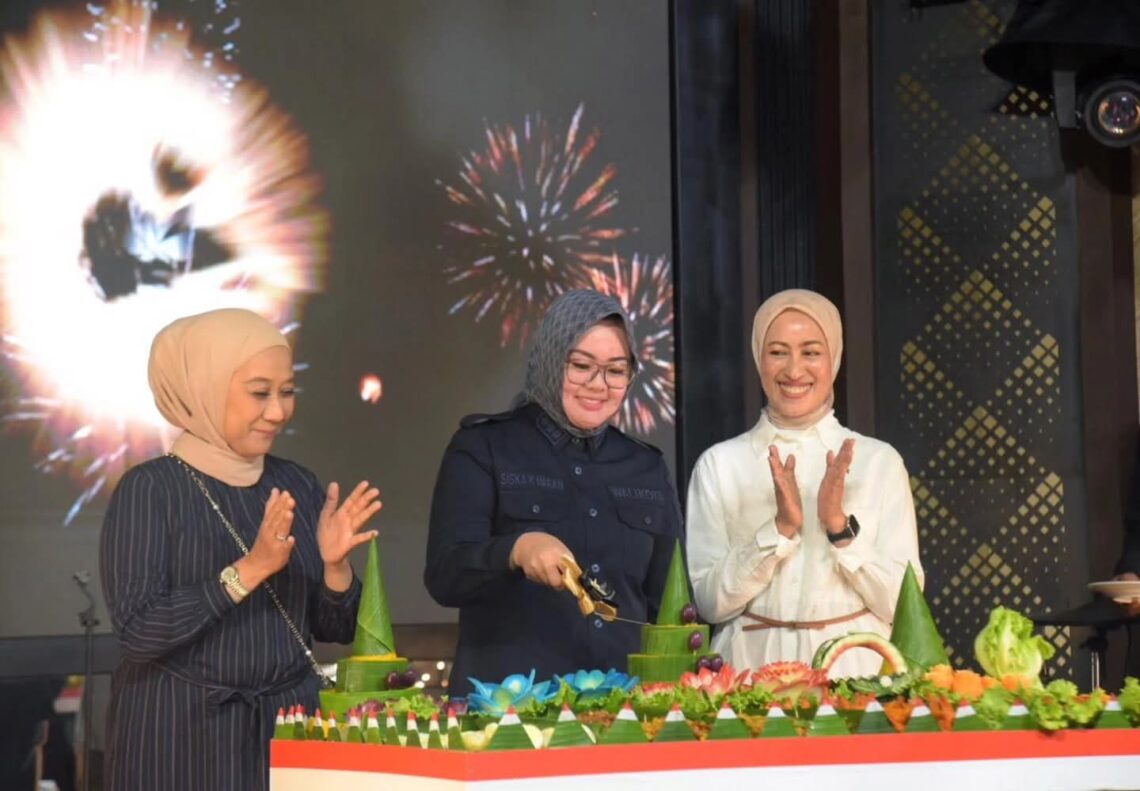 Pemotongan tumpeng oleh Wali Kota Kendari, Siska Karina Imran sekaligus meresmikan Maimo Cafe & Bistro