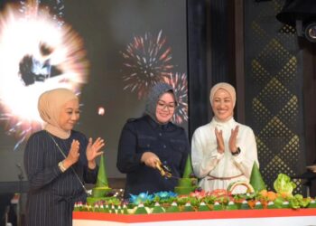 Pemotongan tumpeng oleh Wali Kota Kendari, Siska Karina Imran sekaligus meresmikan Maimo Cafe & Bistro