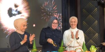 Pemotongan tumpeng oleh Wali Kota Kendari, Siska Karina Imran sekaligus meresmikan Maimo Cafe & Bistro