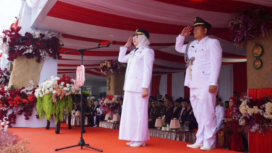 Wali Kota Kendari, Siska Karina Imran bertindak sebagai Inspektur Upacara HUT RI ke 80