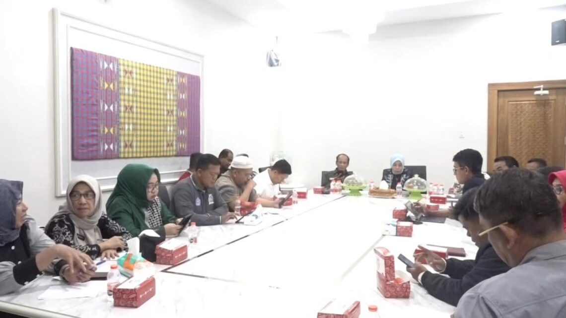 Asisten II Setda Kota Kendari, Nismawati, memimpin rapat persiapan pelaksanaan GPM serentak