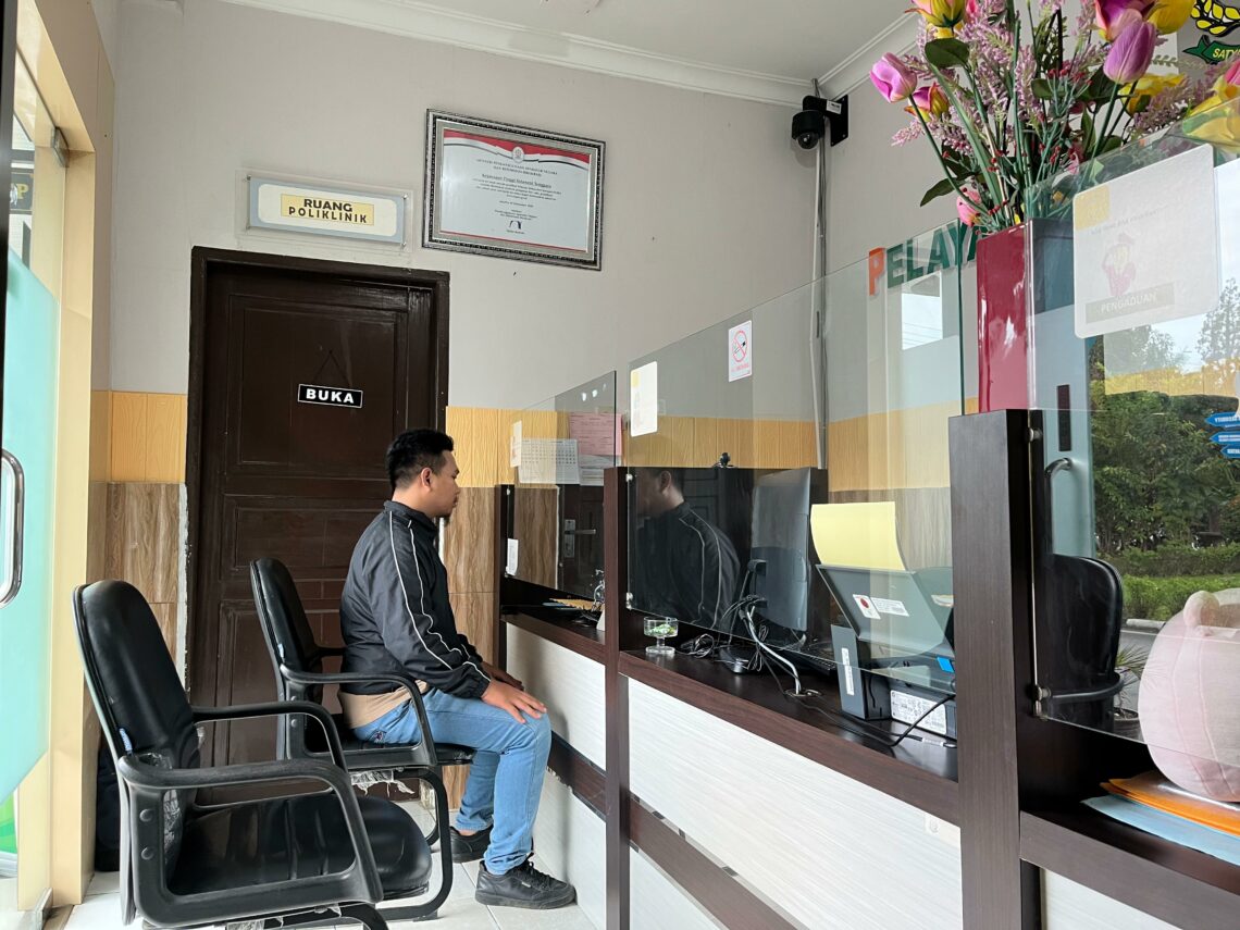 AMIN Sultra saat melaporkan dugaan korupsi BKPSDM Konsel di Kejati Sultra