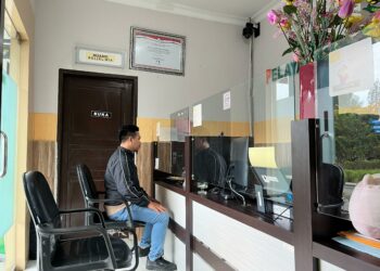 AMIN Sultra saat melaporkan dugaan korupsi BKPSDM Konsel di Kejati Sultra