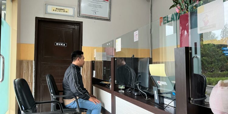 AMIN Sultra saat melaporkan dugaan korupsi BKPSDM Konsel di Kejati Sultra