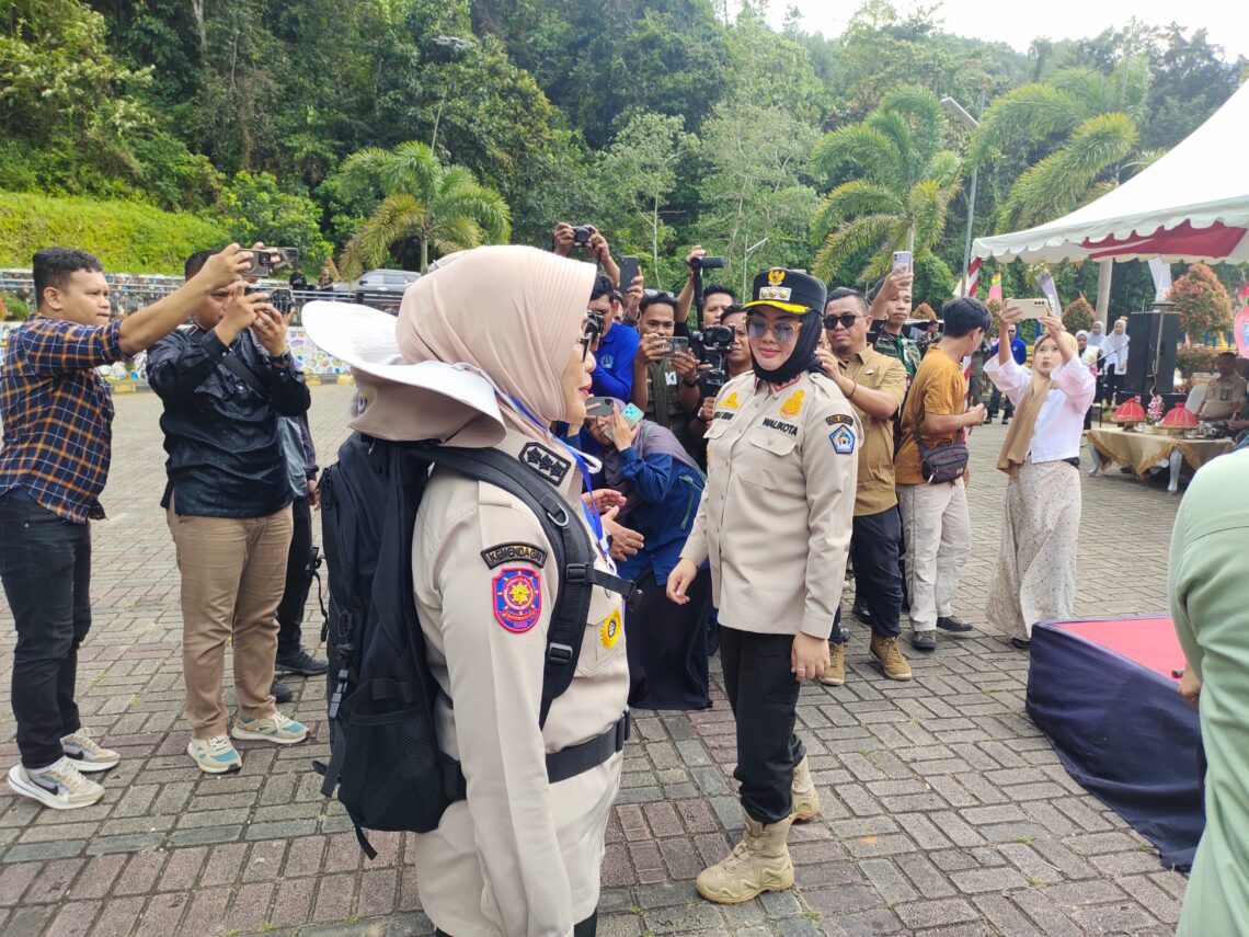 Wali Kota Kendari, Siska Karina Imran saat menyematkan tanda pengenal kepada peserta Retret