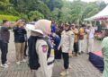 Wali Kota Kendari, Siska Karina Imran saat menyematkan tanda pengenal kepada peserta Retret