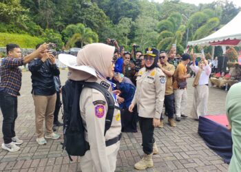 Wali Kota Kendari, Siska Karina Imran saat menyematkan tanda pengenal kepada peserta Retret