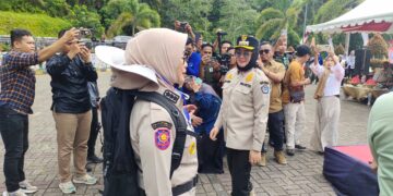 Wali Kota Kendari, Siska Karina Imran saat menyematkan tanda pengenal kepada peserta Retret