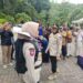 Wali Kota Kendari, Siska Karina Imran saat menyematkan tanda pengenal kepada peserta Retret