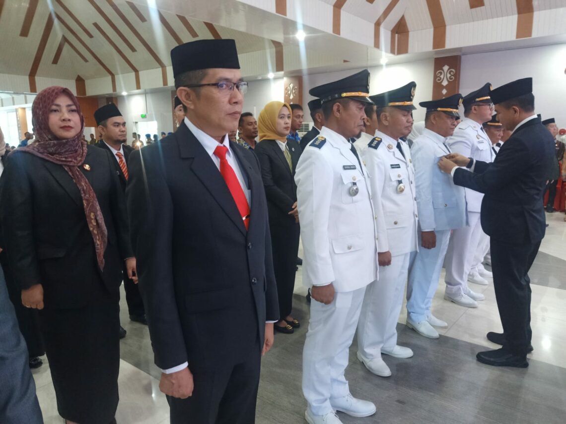 Bupati Konsel, Irham Kalenggo saat melantik pejabat Lingkup Pemda Konsel