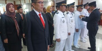 Bupati Konsel, Irham Kalenggo saat melantik pejabat Lingkup Pemda Konsel
