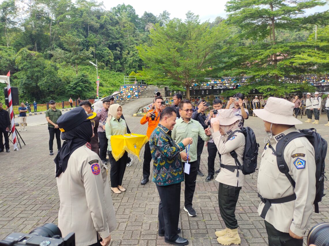 Kepala BPSDM Kemendagri, Dr. Drs. Sugeng Hariyono, M.Pd, CACP, saat memyematkan tanda pengenal pada peserta Retret