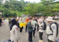 Kepala BPSDM Kemendagri, Dr. Drs. Sugeng Hariyono, M.Pd, CACP, saat memyematkan tanda pengenal pada peserta Retret