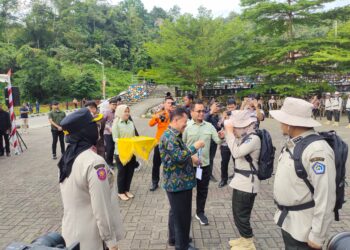 Kepala BPSDM Kemendagri, Dr. Drs. Sugeng Hariyono, M.Pd, CACP, saat memyematkan tanda pengenal pada peserta Retret