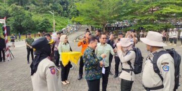 Kepala BPSDM Kemendagri, Dr. Drs. Sugeng Hariyono, M.Pd, CACP, saat memyematkan tanda pengenal pada peserta Retret