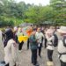 Kepala BPSDM Kemendagri, Dr. Drs. Sugeng Hariyono, M.Pd, CACP, saat memyematkan tanda pengenal pada peserta Retret