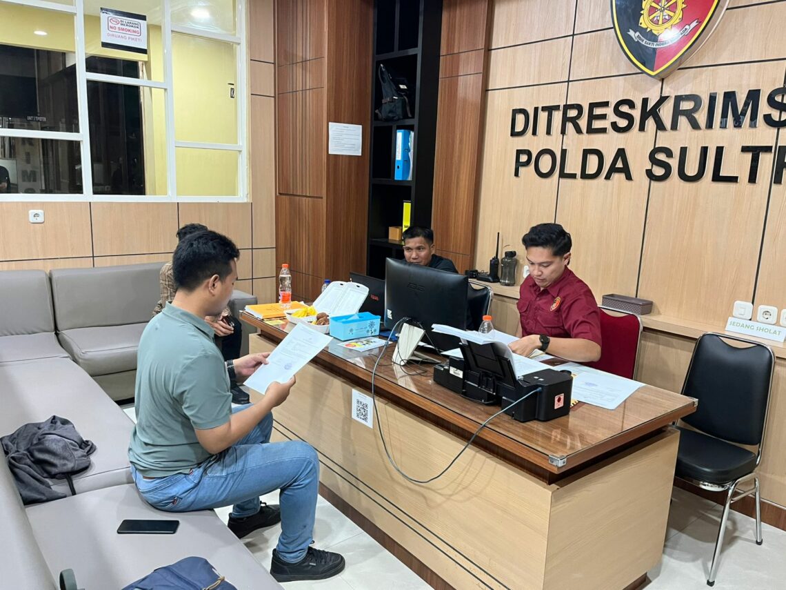 Dirketur LINK Sultra, Muh. Andriansyah Husen saat melaporkan resmi PT TBS