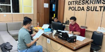 Dirketur LINK Sultra, Muh. Andriansyah Husen saat melaporkan resmi PT TBS