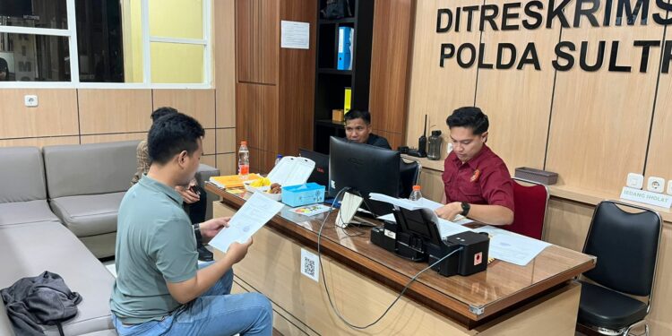 Dirketur LINK Sultra, Muh. Andriansyah Husen saat melaporkan resmi PT TBS