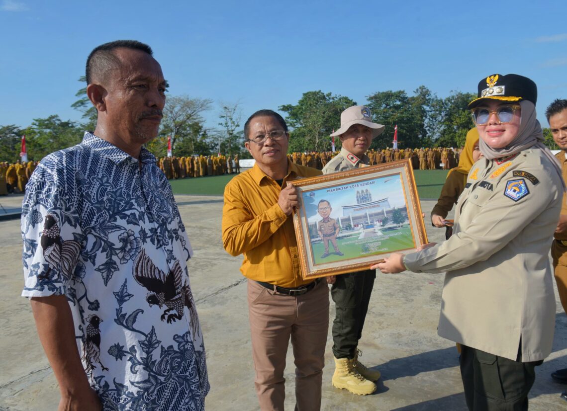 Wali Kota Kendari, Siska Karina Imran menyerahkan SK pensiun kepada ASN purnabakti