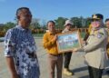 Wali Kota Kendari, Siska Karina Imran menyerahkan SK pensiun kepada ASN purnabakti