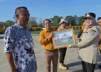 Wali Kota Kendari, Siska Karina Imran menyerahkan SK pensiun kepada ASN purnabakti