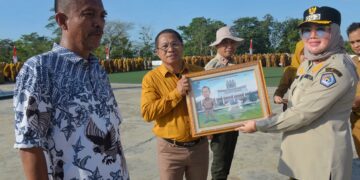 Wali Kota Kendari, Siska Karina Imran menyerahkan SK pensiun kepada ASN purnabakti