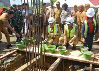 Wali Kota Kendari, Siska Karina Imran didampingi Wakil Wali Kota, Sudirman meletakan batu pertama pembangunan Unit Pengelolaan Darah RS Kendari