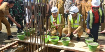 Wali Kota Kendari, Siska Karina Imran didampingi Wakil Wali Kota, Sudirman meletakan batu pertama pembangunan Unit Pengelolaan Darah RS Kendari