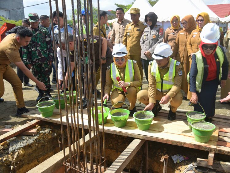 Wali Kota Kendari, Siska Karina Imran didampingi Wakil Wali Kota, Sudirman meletakan batu pertama pembangunan Unit Pengelolaan Darah RS Kendari