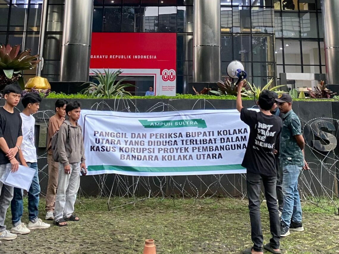 AMPUH Sultra saat aksi di depan Kantor KPK RI di Jakarta