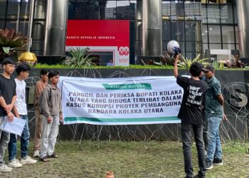 AMPUH Sultra saat aksi di depan Kantor KPK RI di Jakarta
