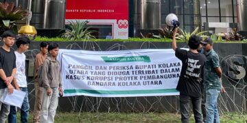 AMPUH Sultra saat aksi di depan Kantor KPK RI di Jakarta