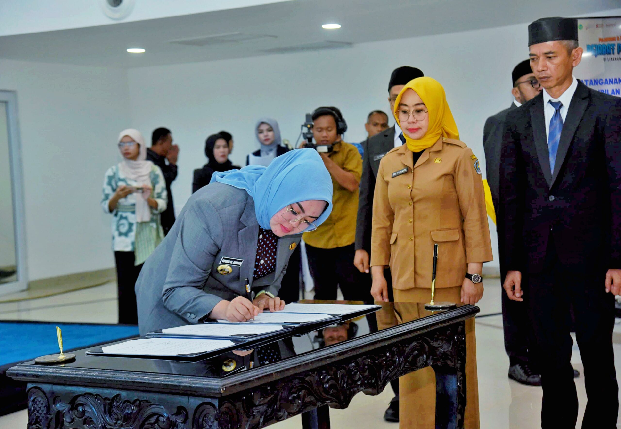 Wali Kota Kendari Tegaskan ASN Agar Kerja Profesional dan Hindari Pungli 13 Wali Kota Kendari Tegaskan ASN Agar Kerja Profesional dan Hindari Pungli