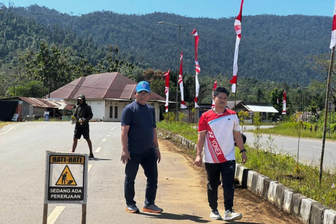 Kepala Dinas Kominfo Konut bersama staf melakukan aksi bersih