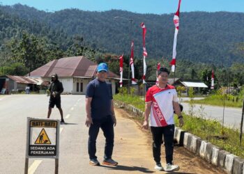 Kepala Dinas Kominfo Konut bersama staf melakukan aksi bersih