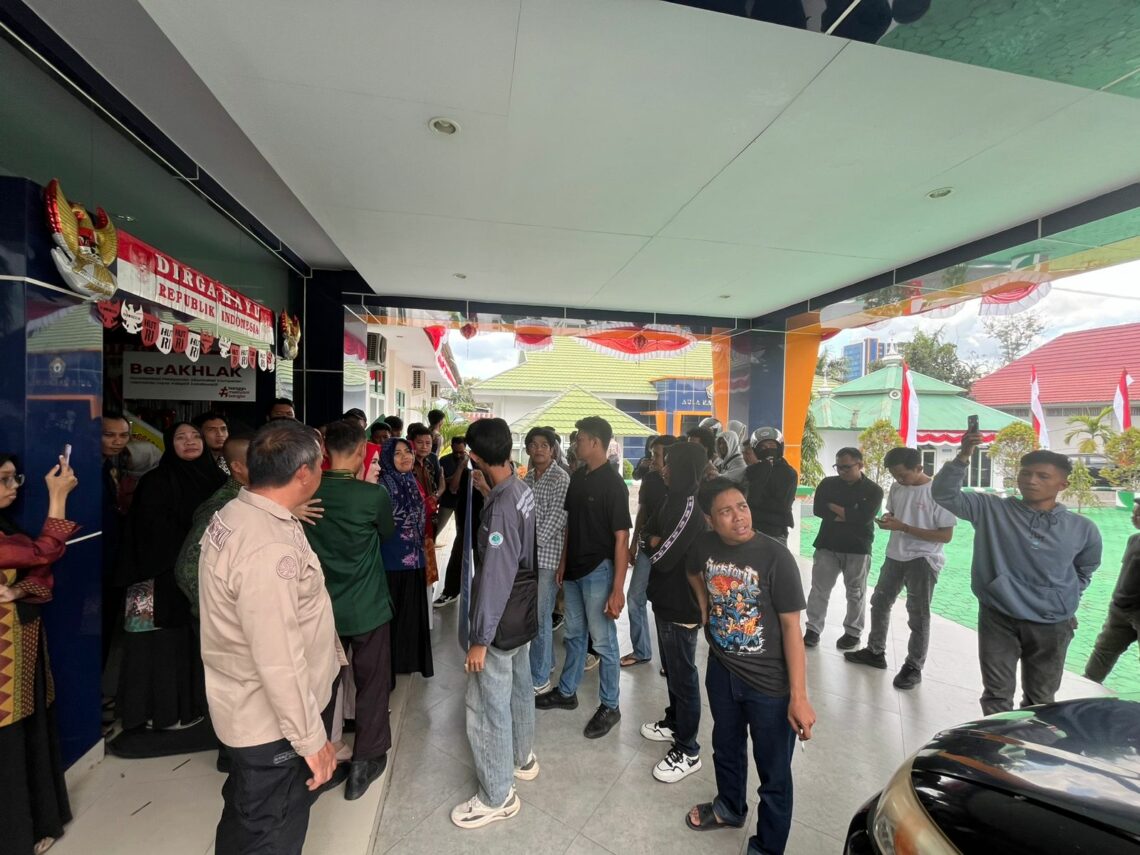 LINK Sultra saat aksi di DLH Provinsi mendesak pencabutan IUP PT TBS