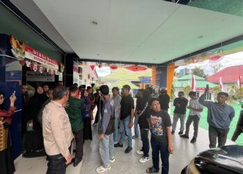 LINK Sultra saat aksi di DLH Provinsi mendesak pencabutan IUP PT TBS