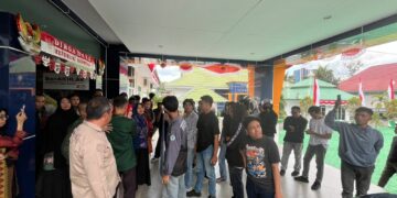 LINK Sultra saat aksi di DLH Provinsi mendesak pencabutan IUP PT TBS