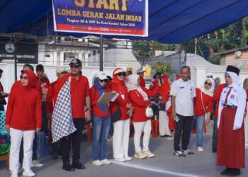 Wali Kota Kendari didampingi Wakil Wali Kota melepas peserta gerak jalan indah