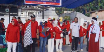 Wali Kota Kendari didampingi Wakil Wali Kota melepas peserta gerak jalan indah