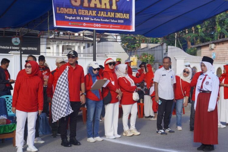 Wali Kota Kendari didampingi Wakil Wali Kota melepas peserta gerak jalan indah