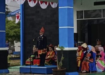 Kepala KUPP Molawe, Capt. Marsri Tulak memimpin upacara HUT RI ke 80